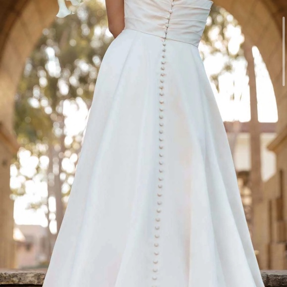 Essense of Australia Wedding Dress (D3794) in light ivory. Size 12. - Picture 6 of 9